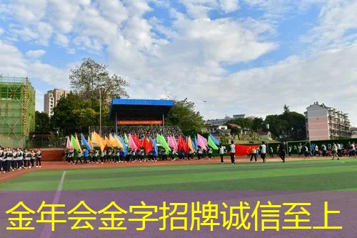 神秘之美！霜满草坪绿化带两边，日落西山添几分迷人色彩