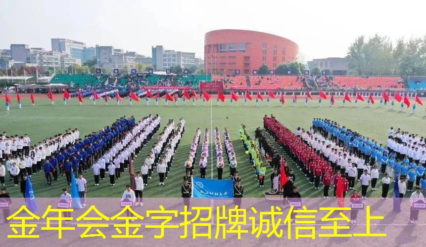 神秘之美！霜满草坪绿化带两边，日落西山添几分迷人色彩