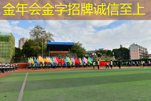 壮丽圣境！霜满天空，日落西山绿化带上的草坪染霜如雪